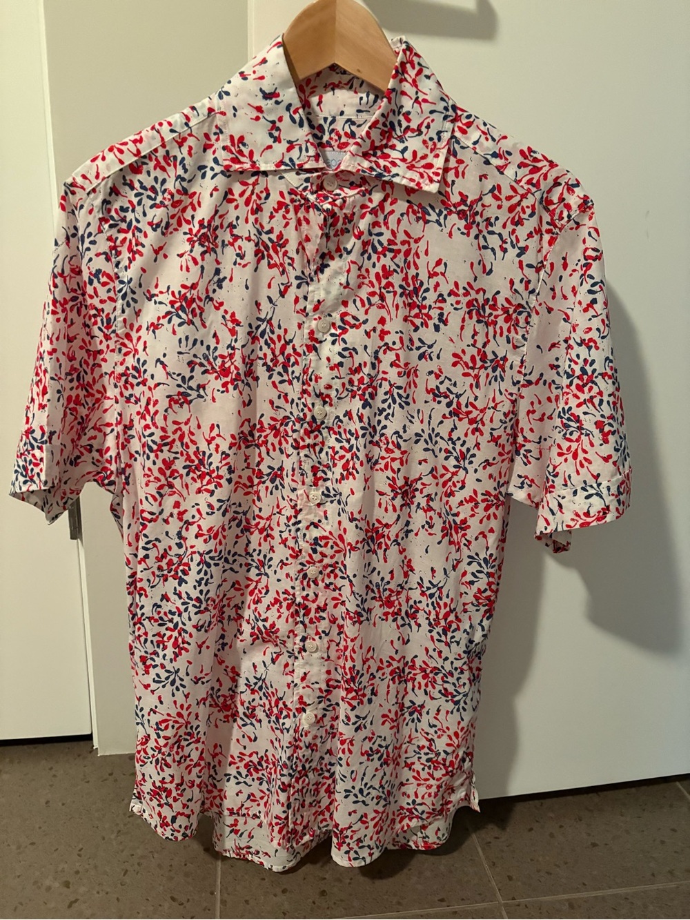 Casual Short-Sleeve Button-Down Shirt in White with Red & Blue Print